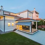 Villa Seaside In With Swimming Pool *