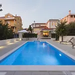 Seaside In With Swimming Pool Villa Zadar