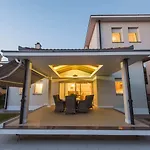 Seaside In With Swimming Pool Zadar