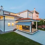 Seaside In With Swimming Pool