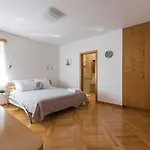 Villa Seaside In With Swimming Pool Zadar