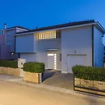 Seaside In With Swimming Pool Villa *