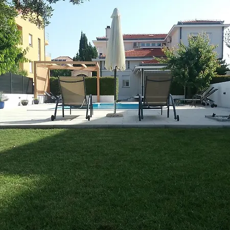 Seaside In With Swimming Pool זאדאר