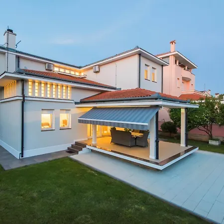 Vila Seaside In With Swimming Pool *