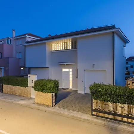 Seaside In With Swimming Pool Vila