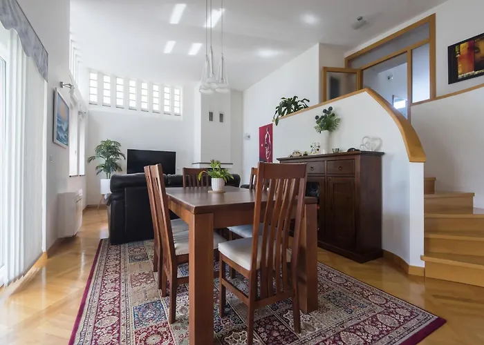 Seaside In With Swimming Pool