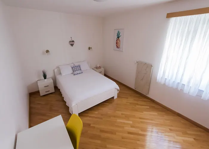 Seaside In With Swimming Pool