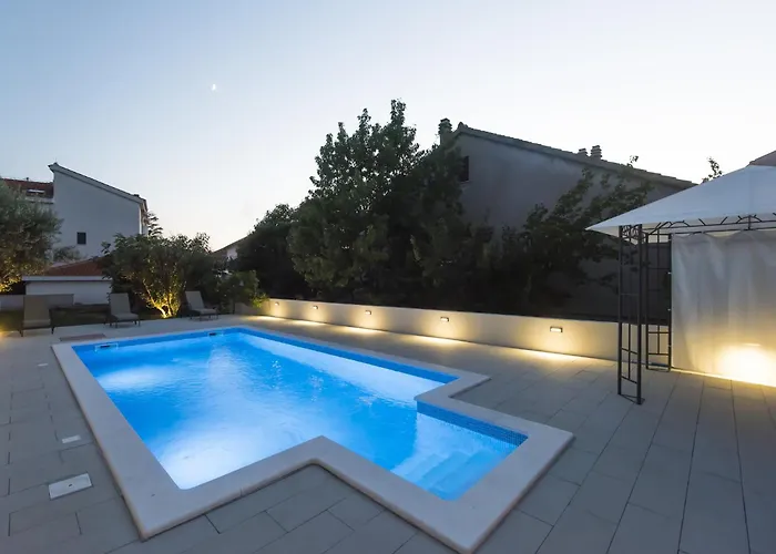 Seaside In With Swimming Pool וילה