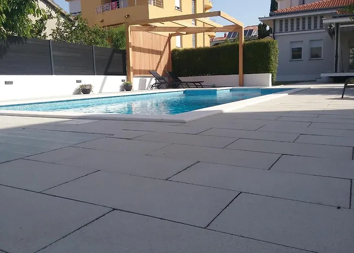 Vila Seaside In With Swimming Pool