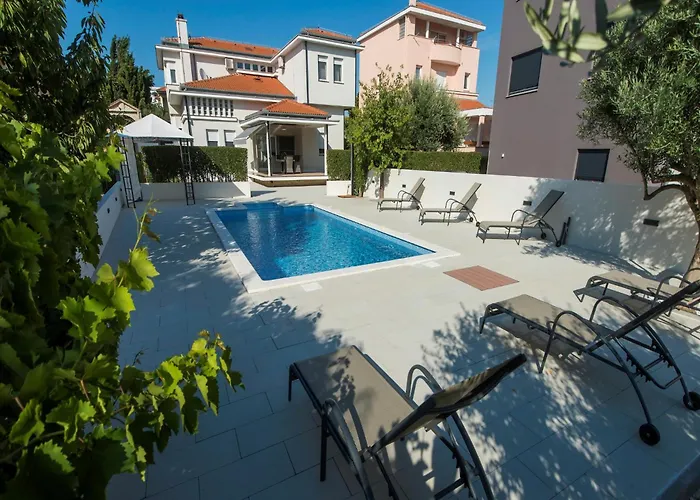 Seaside In With Swimming Pool זאדאר