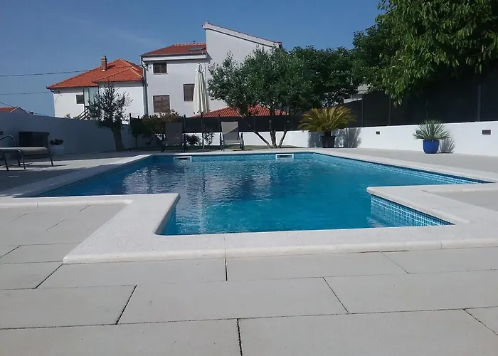 Seaside In With Swimming Pool * זאדאר