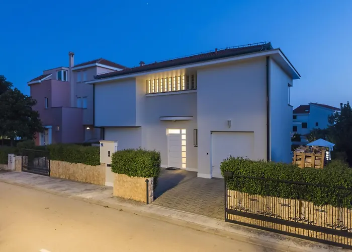 Seaside In With Swimming Pool Vila