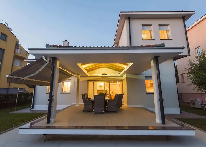 Seaside In With Swimming Pool זאדאר