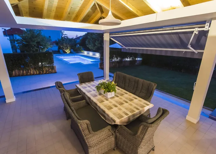 Seaside In With Swimming Pool Vila