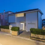 Seaside In With Swimming Pool 빌라