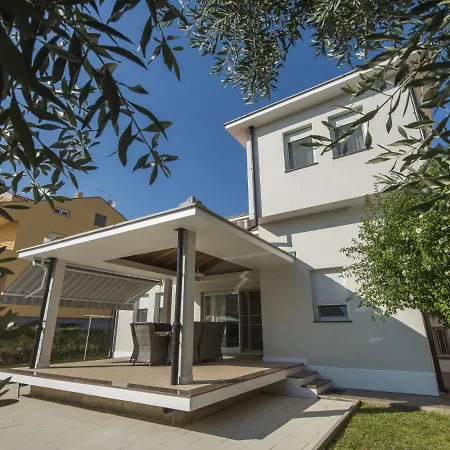 Gorgeous Seaside In With Swimming Pool * Задар