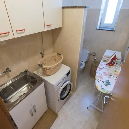 Seaside In With Swimming Pool