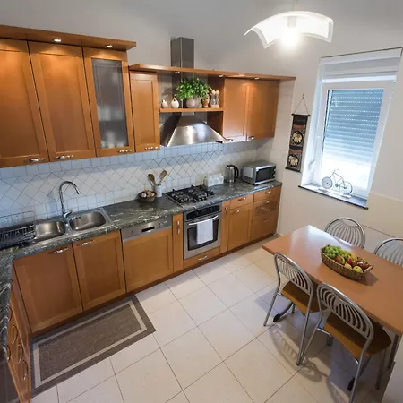 Seaside In With Swimming Pool ザダル