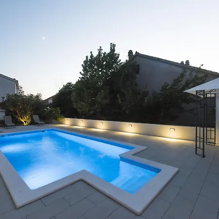 Seaside In With Swimming Pool וילה