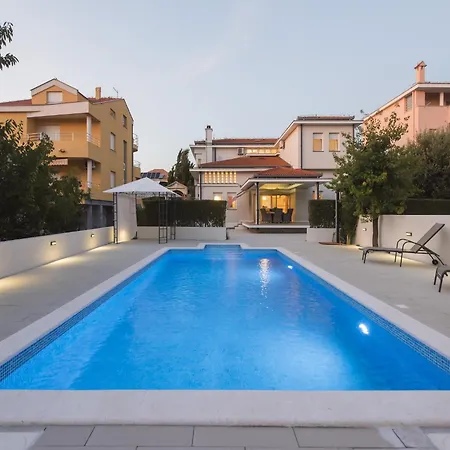 Seaside In With Swimming Pool فيلة زادار