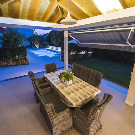 Seaside In With Swimming Pool * ザダル