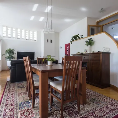 فيلة Seaside In With Swimming Pool زادار