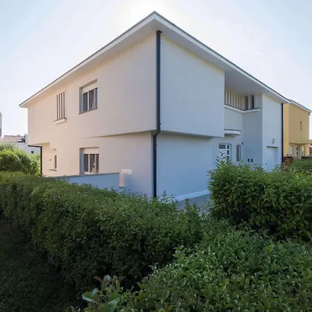 Seaside In With Swimming Pool וילה