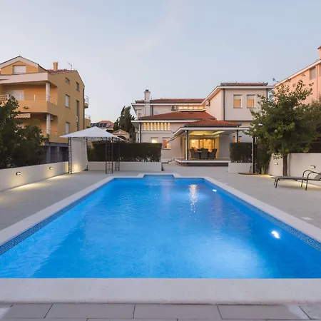 Seaside In With Swimming Pool *