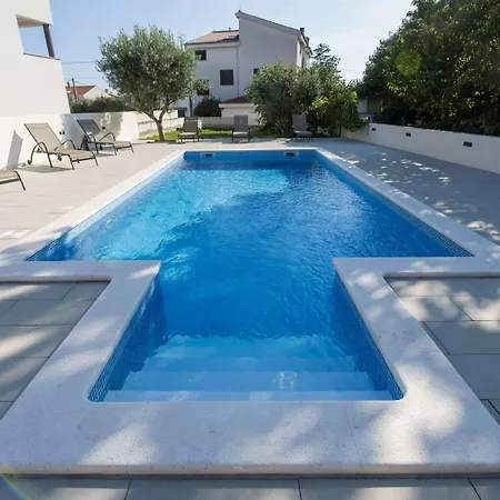 فيلة Seaside In With Swimming Pool زادار