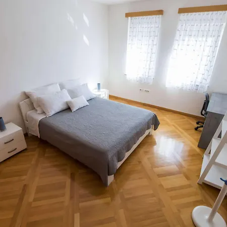 Seaside In With Swimming Pool