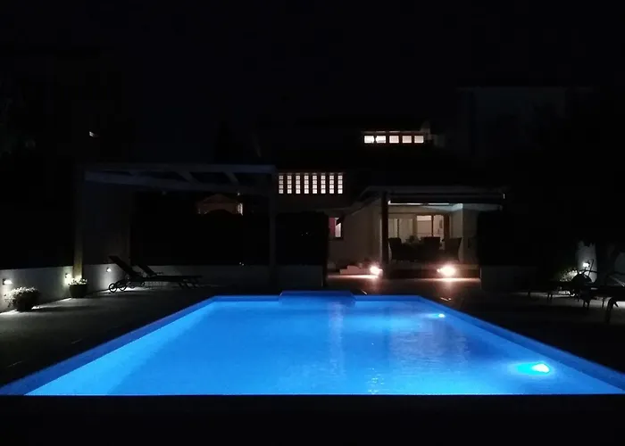 Seaside In With Swimming Pool Villa Zára