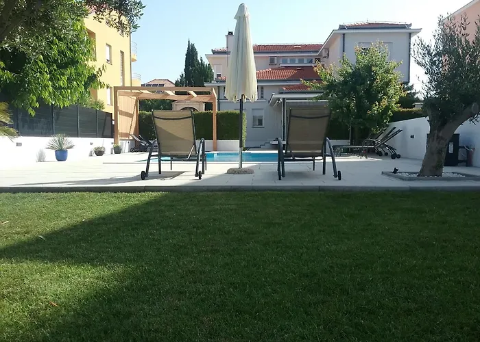 Seaside In With Swimming Pool 扎达尔