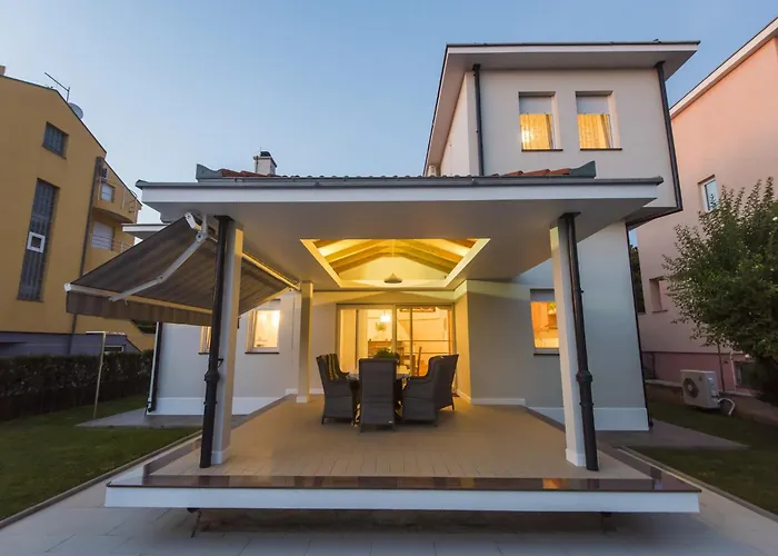 Seaside In With Swimming Pool Villa Zára