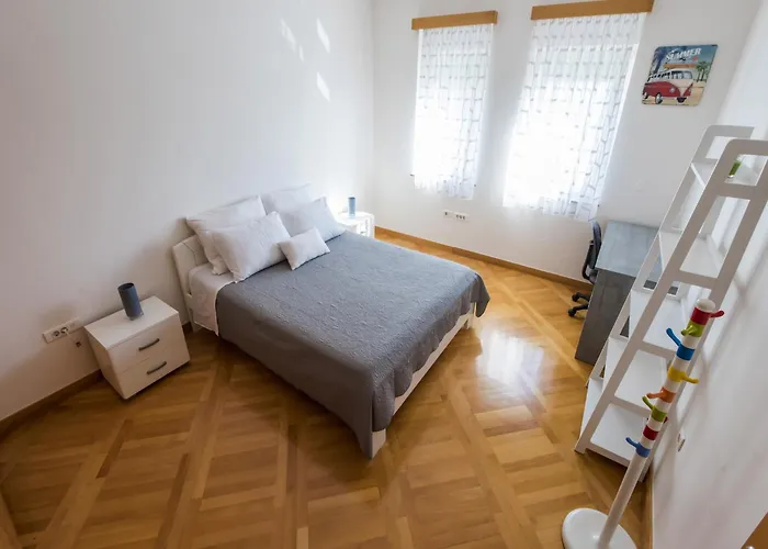 Seaside In With Swimming Pool *