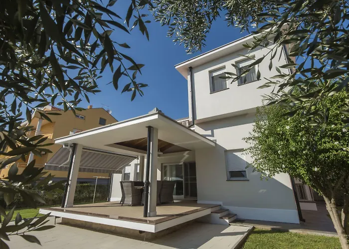 Seaside In With Swimming Pool Villa *