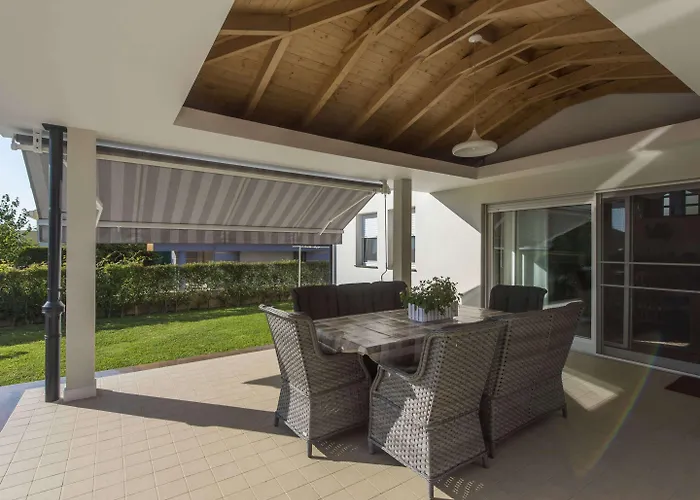 Seaside In With Swimming Pool *