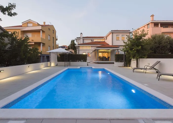 Seaside In With Swimming Pool *