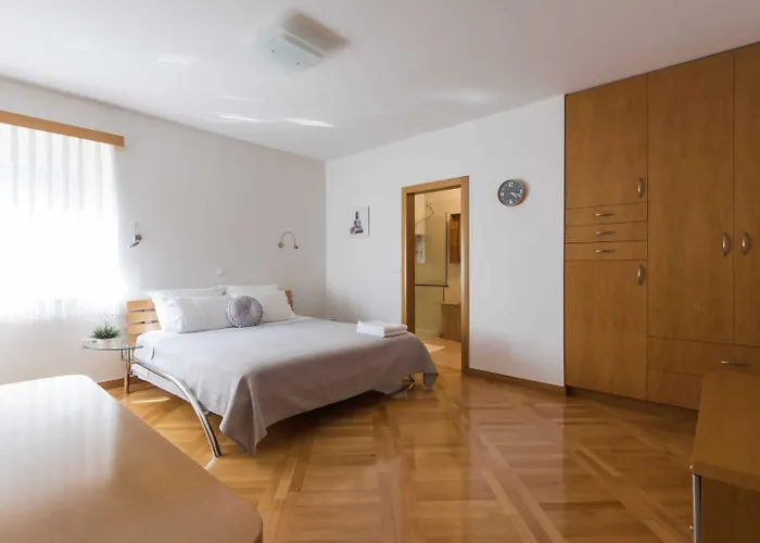 Villa Seaside In With Swimming Pool Zára